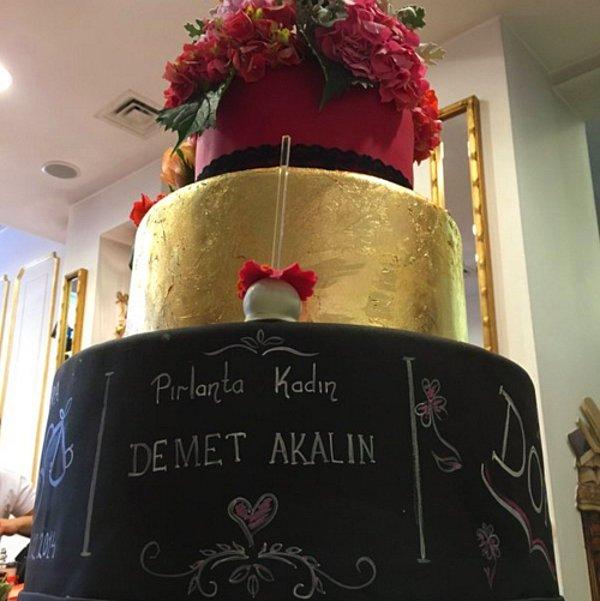 Fakat pasta seçimini çok takdir ettik: Üzerinde "Pırlanta Kadın" yazan, büyük, gösterişli ve süslü pasta tam Demet Akalın'a layık!