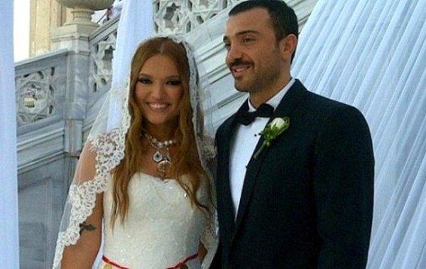 Henüz bitmedi; Demet Akalın aynı zamanda 23 Nisan 2012 tarihinde evlenmişti.