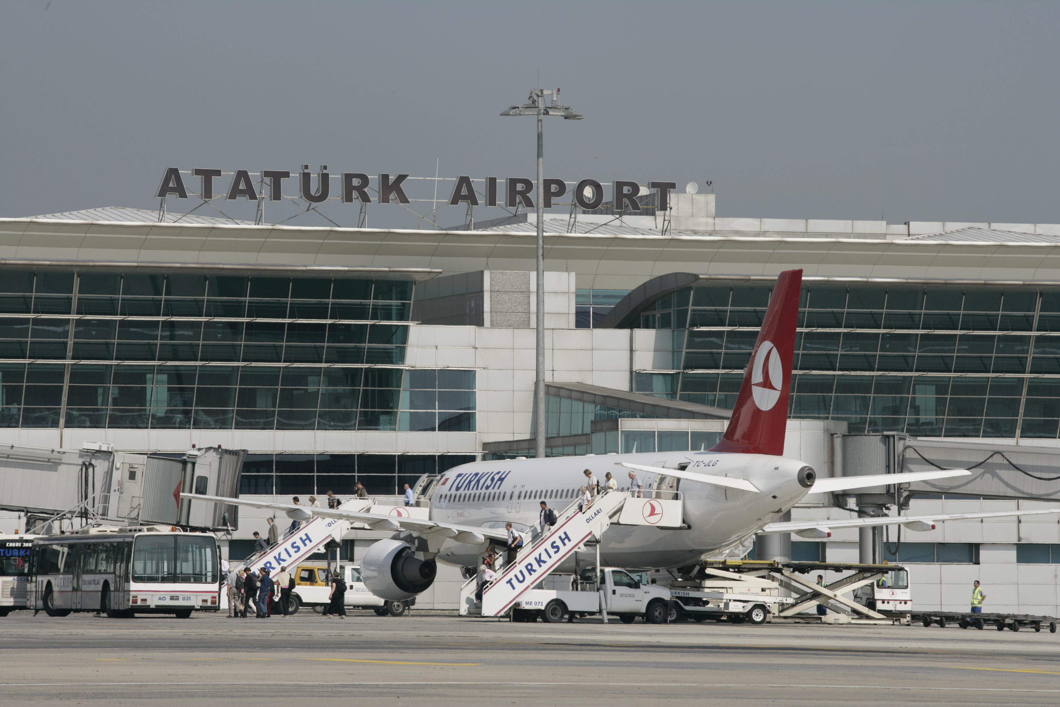 Turkish airport. Аэропорт Ататюрк Стамбул. Аэропорты Турции Ататюрк. Турция аэропорт Истанбул. Аэропорт Ataturk Стамбул.