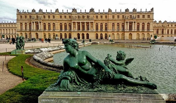 4. Versailles Sarayı: Kraliçe Marie ve eşi Kral Louis XVI, Versailles Sarayı'nda yaşıyorlardı. Hayatın hoş parfümler, pastalar, prensler ile dolu olduğunu hayal ediyoruz, ancak hayal etmediğimiz diğer iki şey var;  idrar ve dışkı.