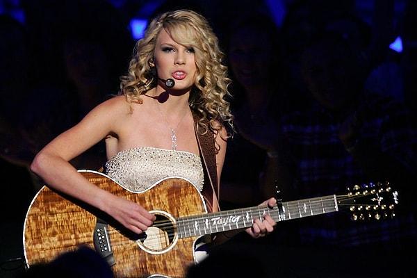 3. İstediği ilgiyi göremeyen Taylor, vazgeçmek yerine gitar çalmayı öğrendi ve kendi şarkılarını yazmaya başladı.