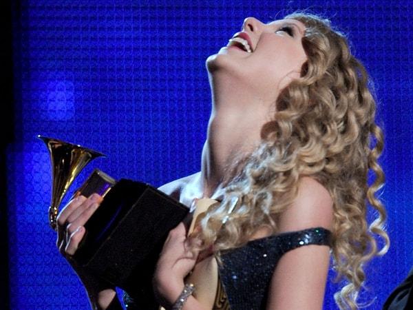 13. Swift, "Fearless" albümüyle 4 Grammy kazandığında ve Yılın Albümü dalında Grammy kazanan en genç sanatçı olduğunda henüz 20 yaşındaydı.