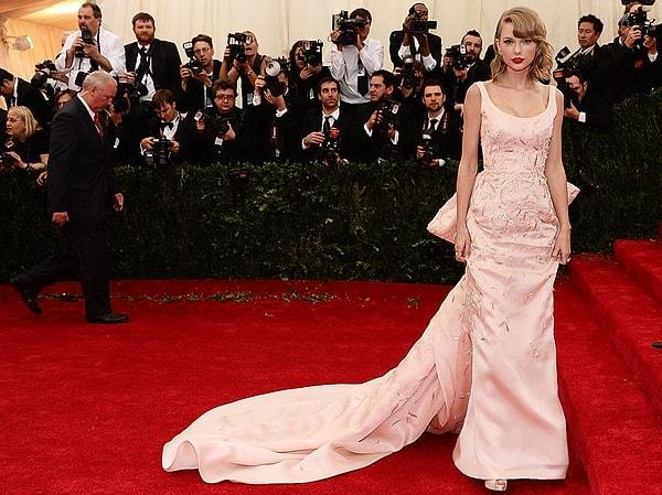23. Yıllar geçtikçe tarzı oturan ve bir moda ikonu haline gelen Swift, Mayıs ayında Met Gala ismindeki yardım galasına başkanlık eden isimlerden biri olacak.