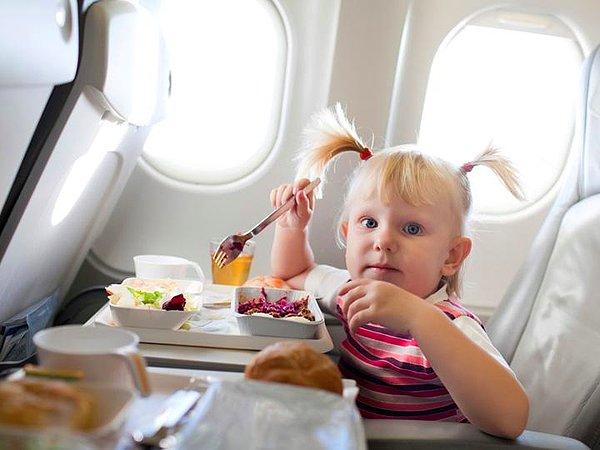 8. Uçakta yiyebileceği bir menü seçiniz. Hem kendi yemek yiyecek, mutlu olacak hem de bu süreyi böyle geçirmenin hafifliğini yaşıyor olacaksınız.
