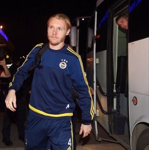 Hollanda basını: "Van Persie şok oldu. Yıldız oyuncu taraftarın hakeme saldırmasının ardından hemen içeri kaçtı."