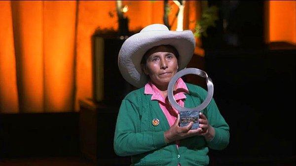 Bu direnişteki öncülüğü üzerine Maxima Acuña de Chaupe, 2016 Goldman Çevre Ödülü’ne layık görülüyor.