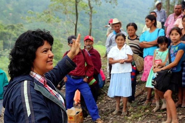 Geçen yılki Goldman Ödülü'nü yine benzer bir direniş önderliği ile kazanan Berta Cáceres, Mart ayı başlarında Honduras’taki evinde öldürülmüştü.