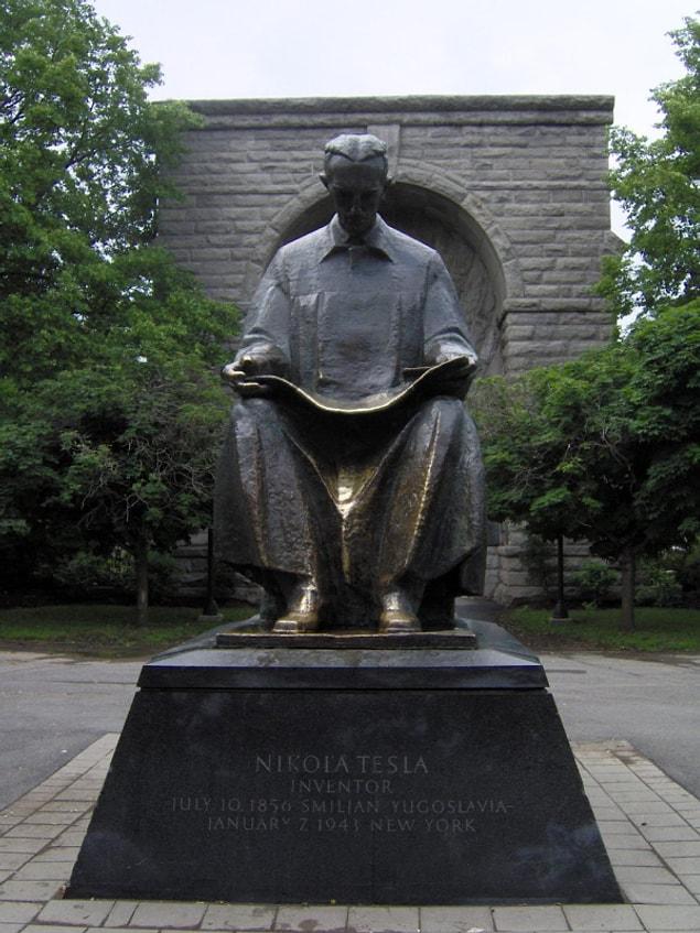 His statue at Niagara