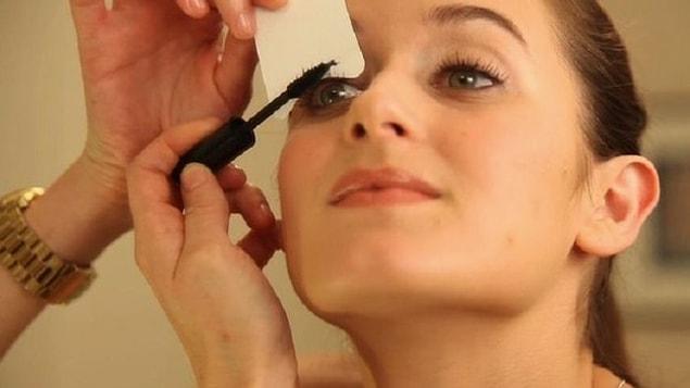 6. Use a business card or a post-it to have a clean mascara line.
