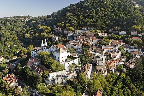 1. Sintra Lizbon'un batısında, Estoril Bölgesi'ne ait bir şehir ve belediye bölgesi. Görseli