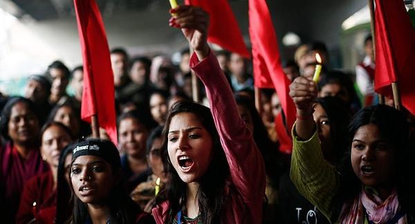 4. Hindistan'da ankete katılan insanların yarısı kadın haklarını savunmaktan korktuğunu dile getirdi.
