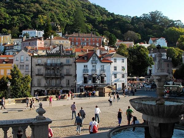 3. Lizbon'dan 28 km mesafedeki Sintra son yıllarda turistlerin gözde mekanlarından biri.