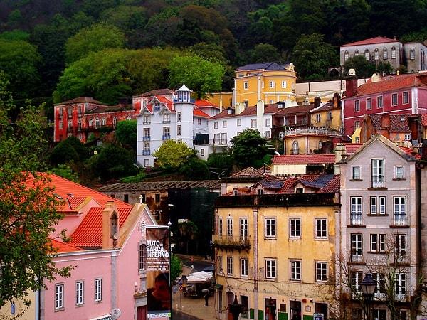 2. Unesco Dünya Mirası listesinde yer alan Sintra 19. yüzyıl Romantik mimarisi ile ünlü ve Portekiz kültürünü gözlemlemek için çok uygun bir bölge.