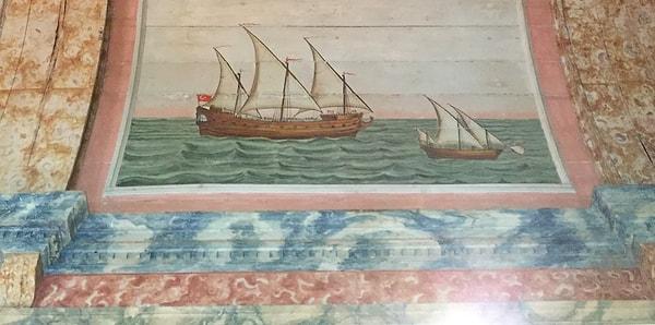 16. Süslemelerde geometrik desenli çinilerin yanı sıra bir Portekizliler için aşırı önemli olan denizcilikle ilgili sahneler de görmek mümkün.