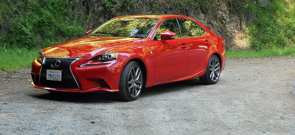 Новое поколение Lexus IS 200t: подающий надежды автомобиль еще не обрел собственной индивидуальности