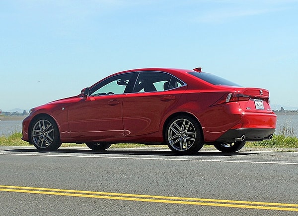 3. Явно видно, что дизайнерам Lexus есть, что сказать.