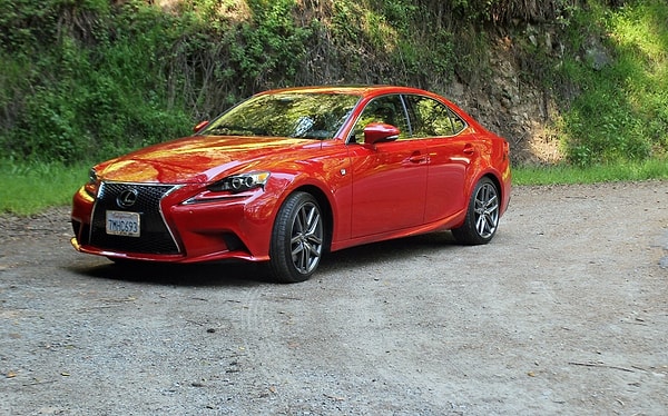 5. F Sport имеет вид машины, подходящей для уличных гонок. Возможно, это кивок в сторону молодых покупателей Lexus, которые оставались ему верны с самого дебюта в 1990-х.