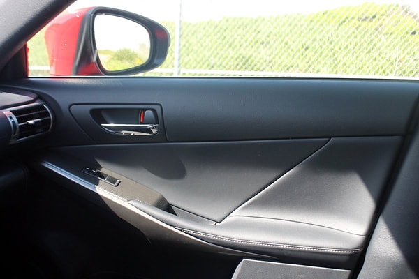 10. Ну, хотя бы подлокотники мягкие.