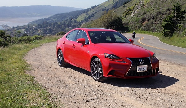 12. Есть некоторые моменты в IS 200t, которые определенно удались: например, отличная маневренность, благодаря хорошей подвеске.