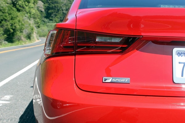 13. Стоит отдать ему должное, в спортивном автомобиле много плюсов: светодиодные фары, клавиши ручного переключения передач, вентилируемые сиденья.