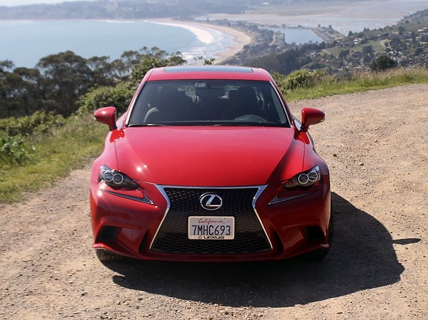 14. Несмотря на слабый дизайн и невдохновляющую подачу, IS 200t - неплохой автомобиль.