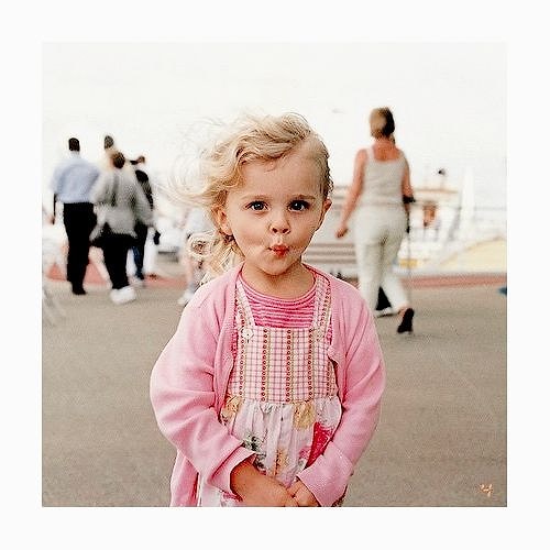 2002 yılında abisinden oyunculuk tekniklerini öğrenmeye başlayınca, oyunculuktan çok fazla zevk aldığını fark etti.