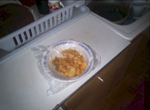 1. Положи тарелку в полиэтиленовый пакет и забудь о мытье посуды!