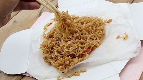 3. Если заказываешь еду с собой - ешь прямо из упаковки, в конце концов, они для этого и придуманы