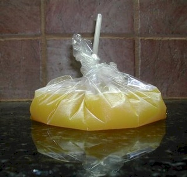 6. Не пачкай чашки - пей прямо из пакета, используя соломинку