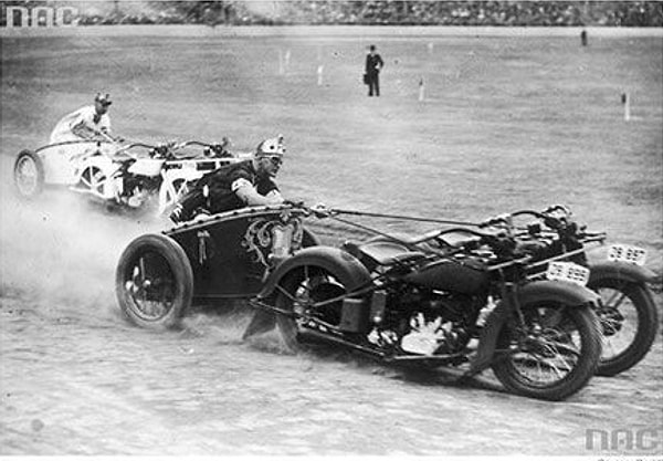 9. Австралийские полицейские, превратившие свои мотоциклы в повозку (1936 г.)