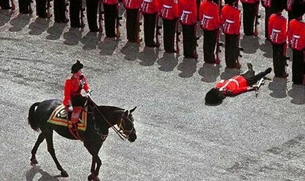 32. Солдат королевской гвардии упал в обморок, когда мимо проезжала королева Елизавета II (1970 г.)