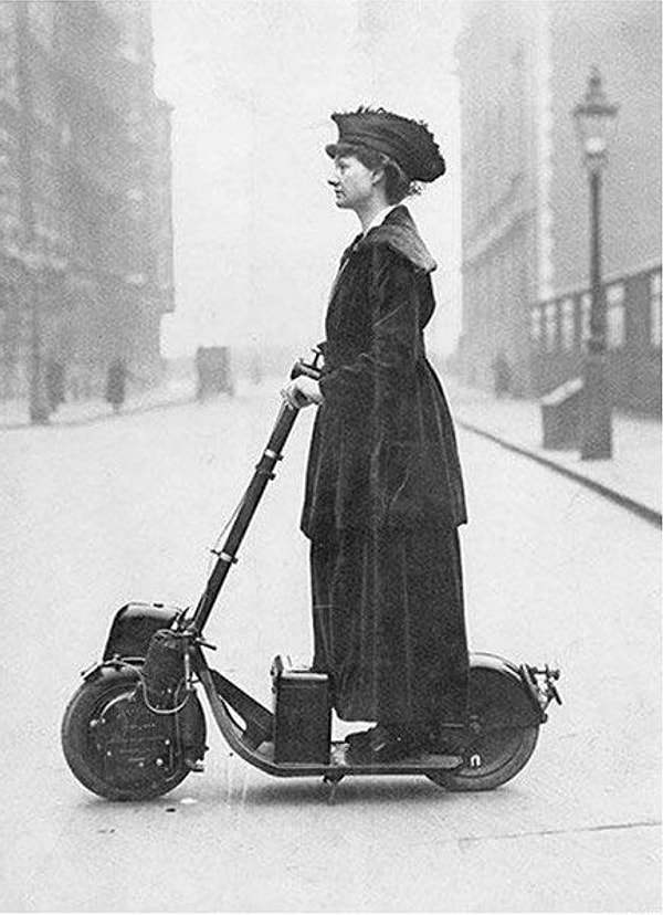 37. Женщина на одном из первых электронных самокатов (1916 г.)