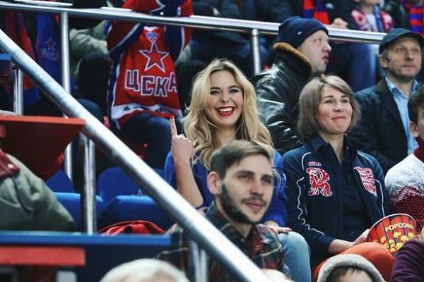 6. Они не сводили друг с друга глаз, а после уехали вместе домой.