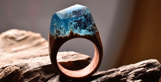 Миниатюрные миры, инкрустированные в деревянные перстни