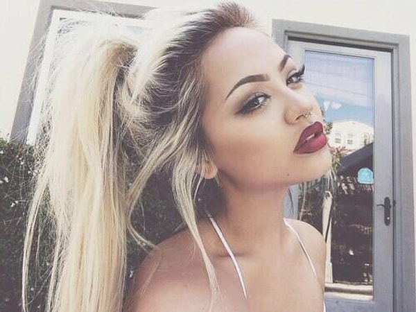 3. "И это сочетание: темных корней со светлыми волосами..."