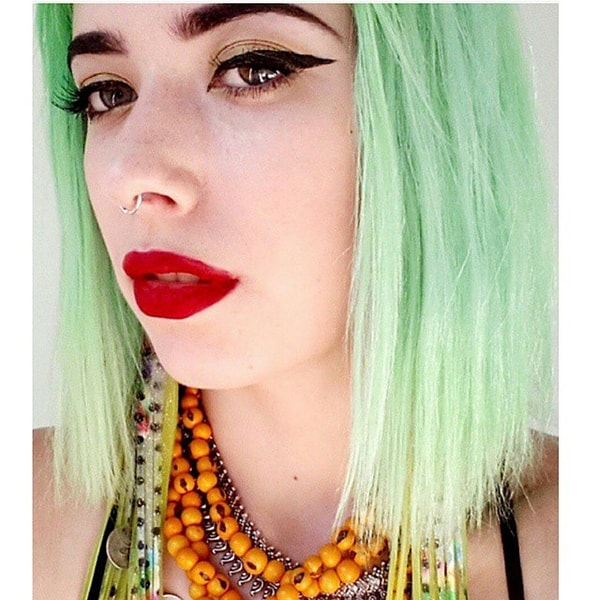 9. "Цветные волосы и темные брови - стыд-позор просто"