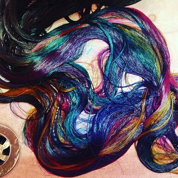 18. "Краска странно смотрится на темных волосах"