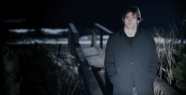 14. Они создали впечатление волны, наступающей на пляжный домик, построив домик на пляже и позволив приливу затопить его