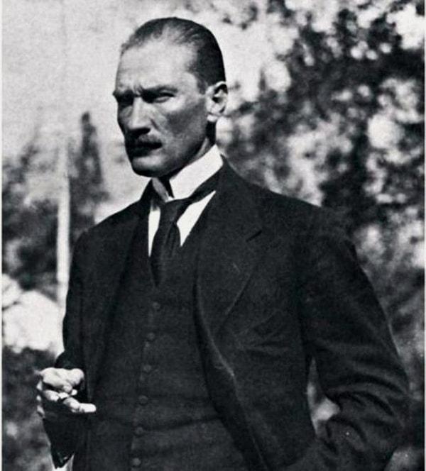 12. Ve artık bir siyasetçi olarak görmeye başladığımızda ise jilet gibi, karizmatik, gerçek bir lider olarak Atatürk...
