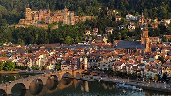 3. Heidelberg Almanya'nın "romantik şehri" olarak bilinir. Dünyaca ünlü Alman yazar Goethe'nin "ideal şehir" olarak tanımladığı bir yerdir Heidelberg!
