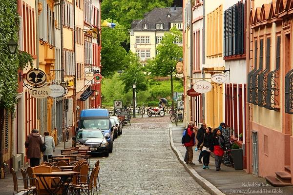 6. 2011 yılında gerçekleştirilen nüfus sayımına göre, Heidelberg'de yaklaşık olarak 150 bin kişi yaşıyor.
