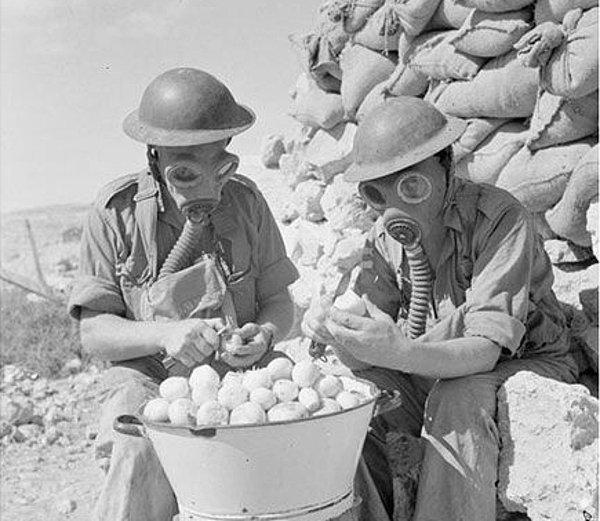 4. Soğan soyarken gözleri yanmasın diye gaz maskesi takan askerler. (1941)