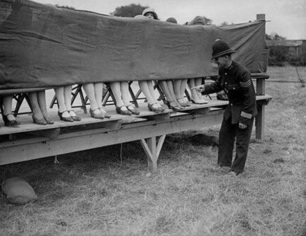 8. Londra'da bir polis 'ayak bileği' yarışmasında jurilik yapıyor. (1930)