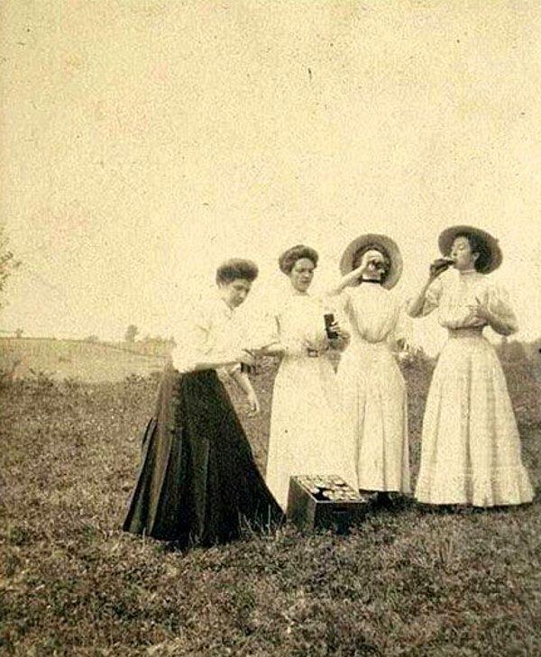 15. Bahar tatilinde öğretmenler küçük bir içki molası vermiş. (1910)