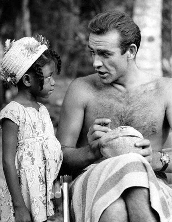 19. Sean Connery Jamaika'daki Dr.No film setinde küçük bir hayranı için bir hindistan cevizi imzalıyor. (1962)