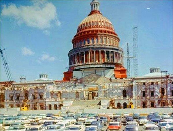 20. ABD Kongre binası beyaza boyanmadan hemen önce bir kat anti-pas ile kırmızıya boyanmış halde. (1959)