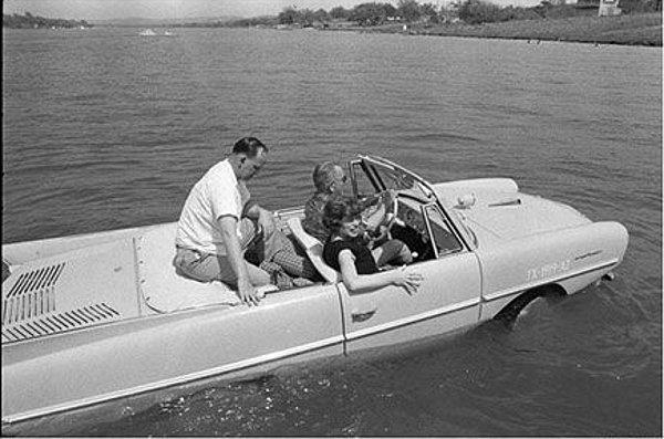 24. Cumhurbaşkanı Lyndon B. Johnson suda yüzebilen arabasını kullanırken. Çiftliğine misafirler geldiği zaman onlara şaka yapmak için bu aracını göle sürermiş. (1965)