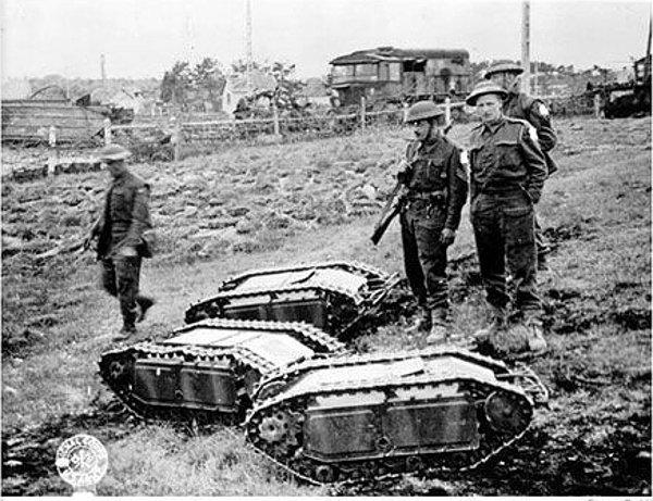 25. İngiliz askerleri yakaladıkları Alman Goliath tank patlatıcılarıyla poz veriyorlar. Bu tank patlatıcılar tankların altına girebiliyor ve tankları oradan havaya uçuruyordu. (1939-1945)