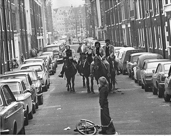 32. Petrol krizi döneminde motorlu taşıt yasağı olan bir gün Amsterdam sokaklarında ata binen dört adam. (1973)