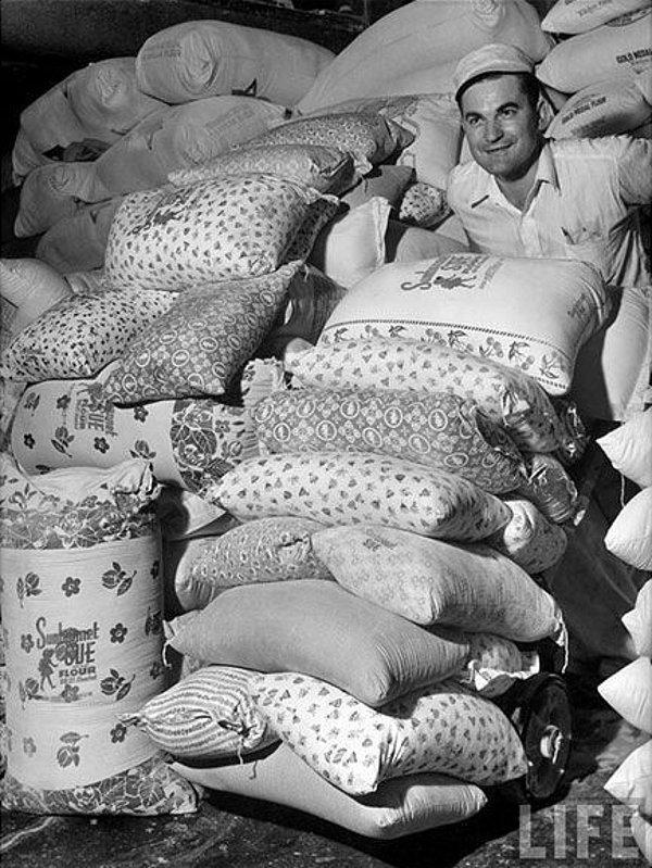 34. Yoksul kadınların çocuklarına çuvaldan elbise diktiğini gören bazı un fabrikalari, un çuvallarını çiçekli kumaşlardan yapmaya başlıyor. (1939)